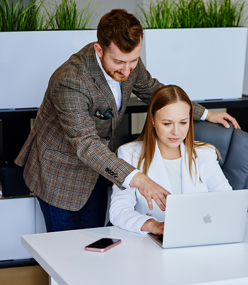 Justyna i Paweł przy komputerze